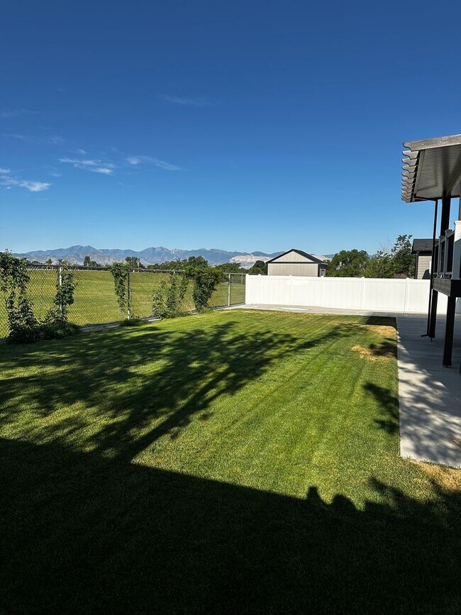 Building Photo - Beautifully Updated Two-Story Home in Sandy — Mountain Views & Big Backyard!