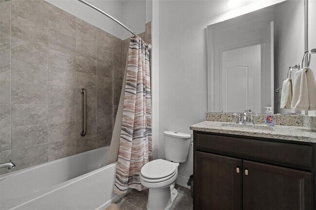 Building Photo - 5013 E Fountainwood Dr