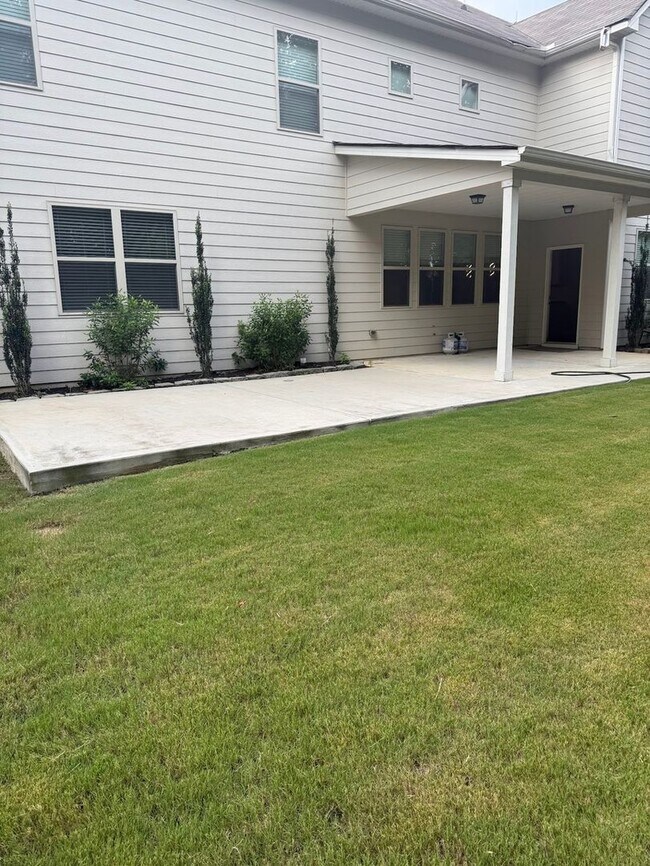 Building Photo - Spacious 5BR House in Buford