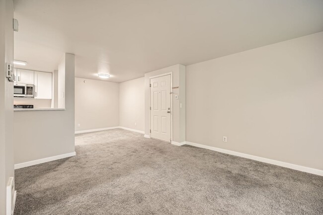 Building Photo - Updated 2 Bed Renton Ridge Condo; A Great ...