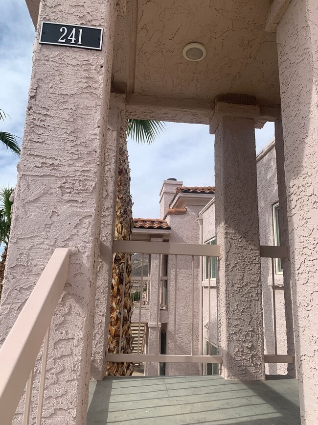 Building Photo - Las Palmas Condo