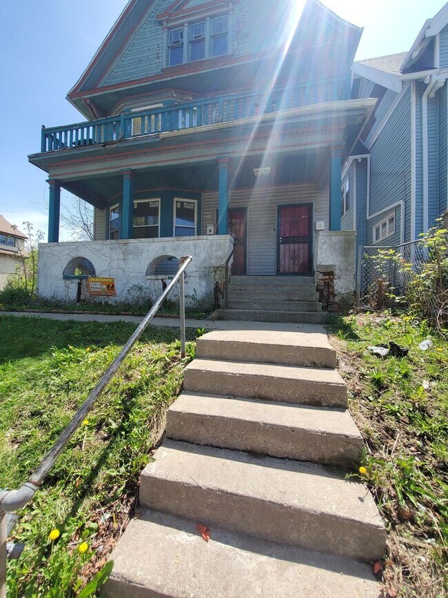 Building Photo - 223-225-225 E Burleigh St