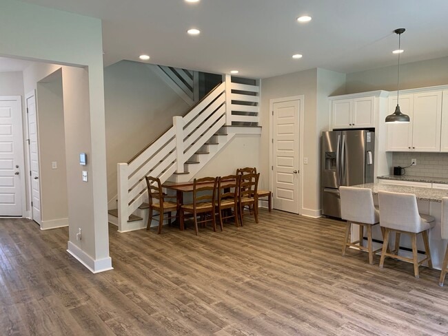 Building Photo - Owens Crossing Townhome