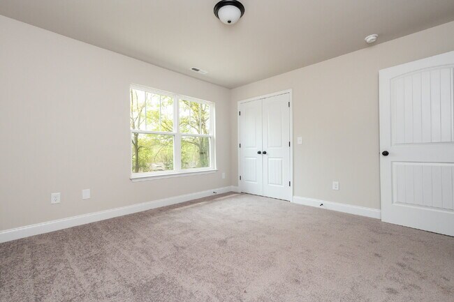 Building Photo - Elegant 2BR/2.5BA Townhome minutes from Downtown Greenville and walking distance to Swamp Rabbit ...