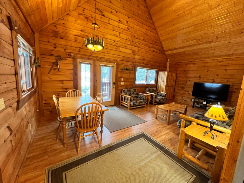 Building Photo - 207 Blossom Dr