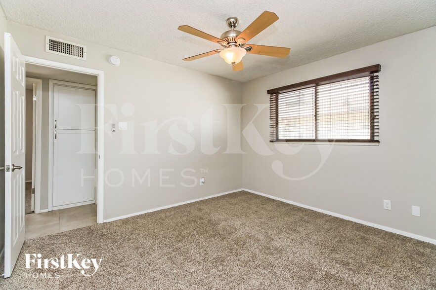 Building Photo - 320 E Orion St