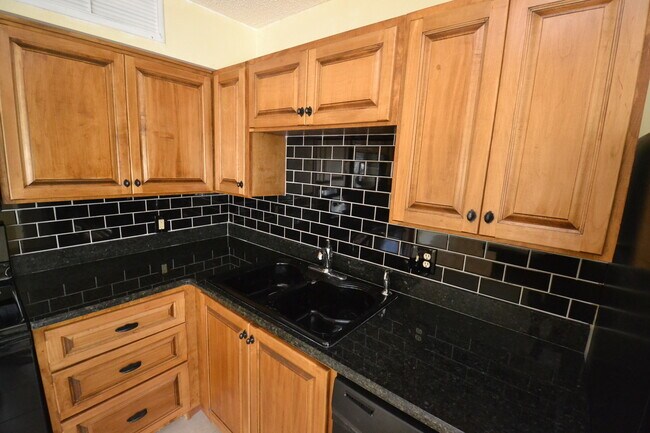 Building Photo - Lovely 1/1 Corner Unit in GATED ~ LAKEFRONT community in Altamonte Springs!