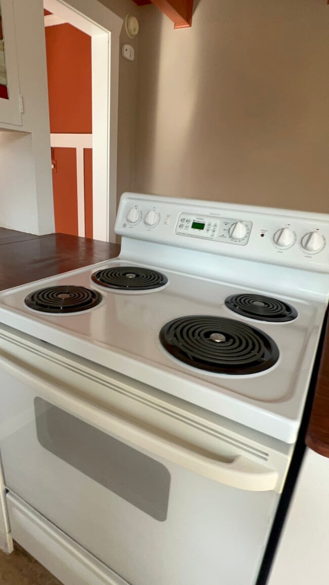 Stove - 5006 8th Ave NE