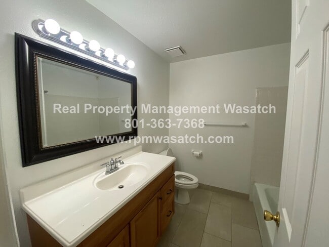 Building Photo - Check out This Unique 3 bed 1.5 Bath Townhome in Murray