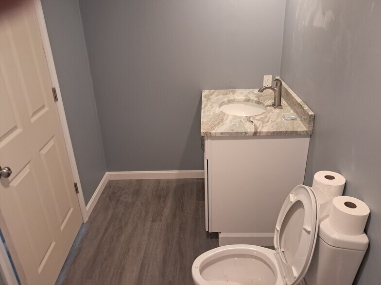 Bathroom 2 - 23 High St