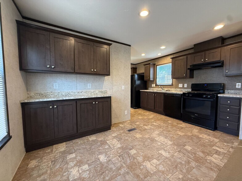 Building Photo - 11975 Creekview Ave