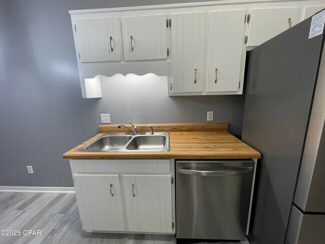 Building Photo - 132 Parker Village Cir