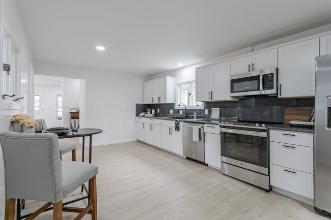 Building Photo - 270 Benton St