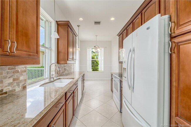 Building Photo - 2102 SW Mayflower Dr