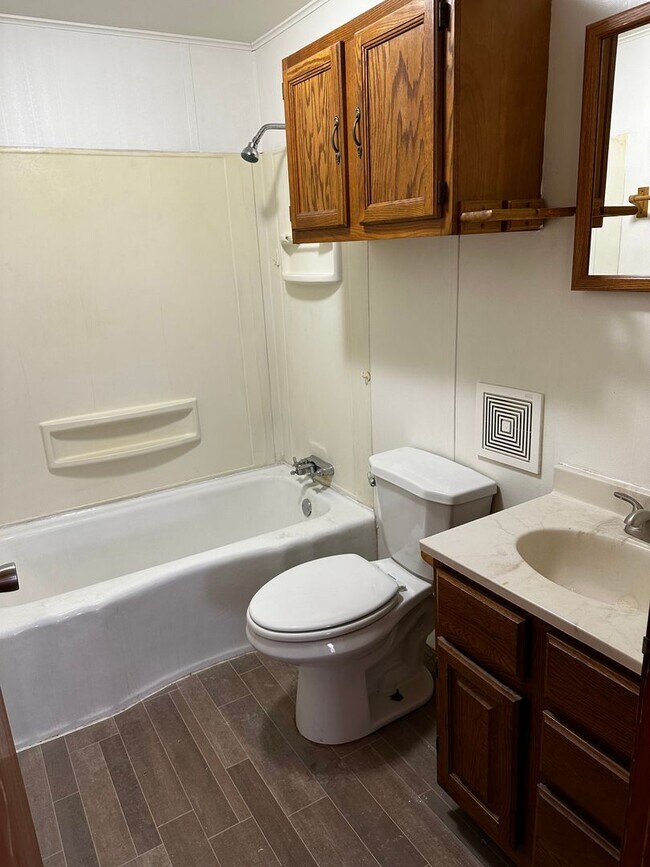 Building Photo - Pet Friendly 2 Bedroom in Delavan with Lar...