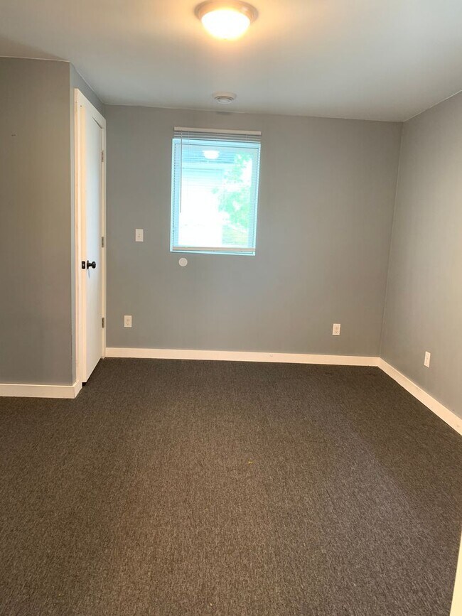 Building Photo - Upper Three Bedroom on NW Side of Grand Ra...