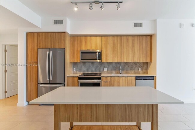 Building Photo - 2150 N Bayshore Dr