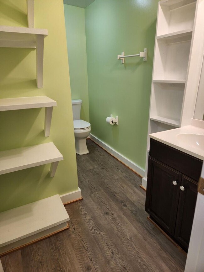 Building Photo - Newly Remodeled 1 Bedroom