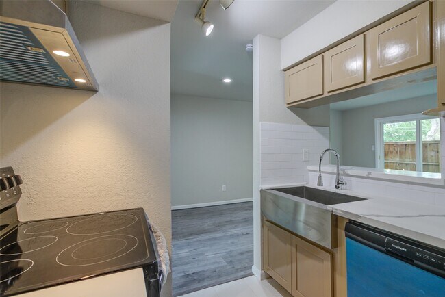 Building Photo - 3300 Pebblebrook Dr