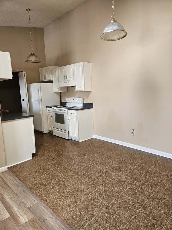 Building Photo - 403 Resort Ct