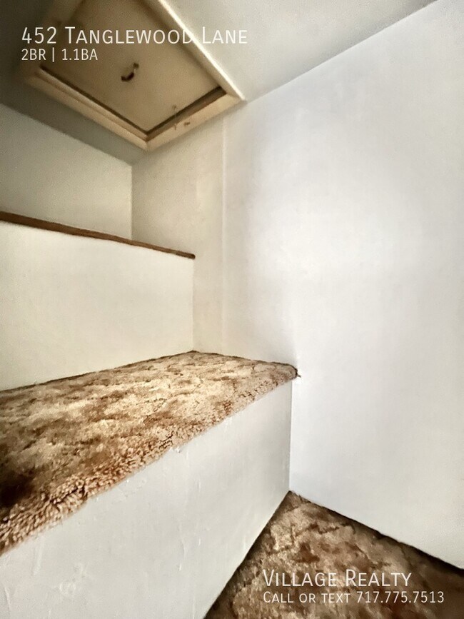 Building Photo - 452 Tanglewood Ln