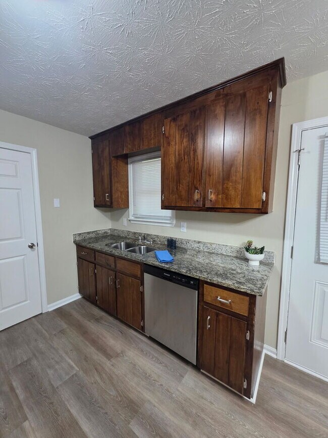 Building Photo - 220 Big Oak Cir