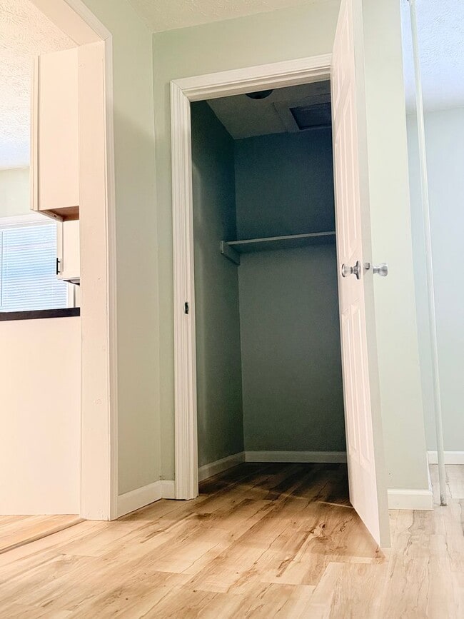 Building Photo - 2 Bedroom Apt - Utilities Paid