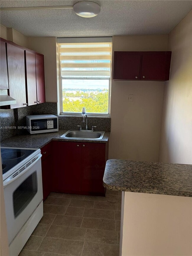 Building Photo - 1801 S Treasure Dr