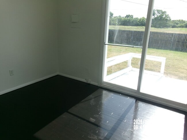 Building Photo - Very nice Home located in the Carrasland Area!