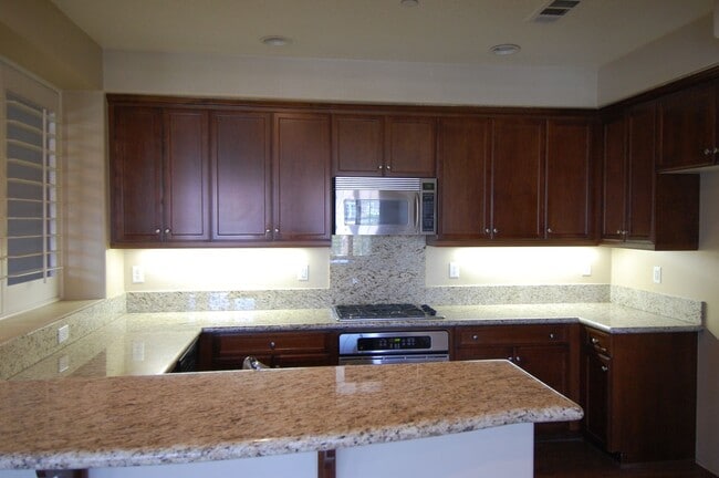 Building Photo - Upgraded 2 bedroom/ 2 bath in the heart of...