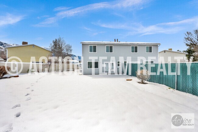 Building Photo - Remodeled Townhome in Cottonwood Heights!