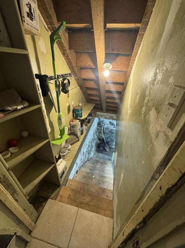 Building Photo - 3 Bedroom Freshly Renovated Family Home in Houghton