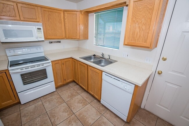 Building Photo - Beautiful Patio Home! 3 Bedrooms, 2 Bath, Split Floor Plan, Central A/C with 2 Car Garage