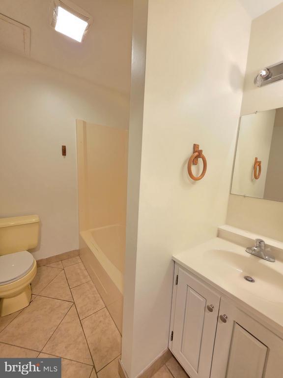 Building Photo - 13 Sailors Way