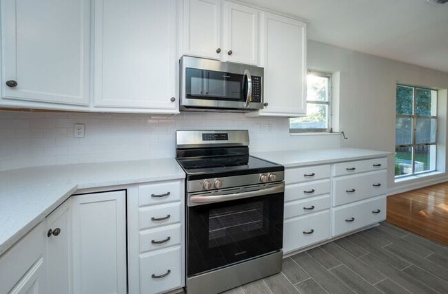 Building Photo - Gorgeous 3/2 Home