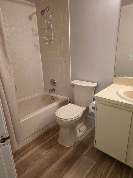 Guess bathroom - 2222 N Cypress Bend Dr