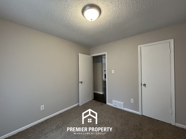 Building Photo - Charming 3BR/2BA Southaven Cove | Vaulted Ceilings, Fireplace & 2-Car Garage