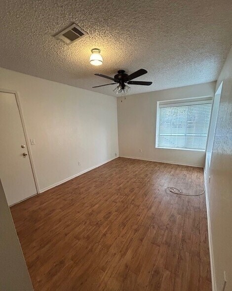 Building Photo - 233 Maple Ct