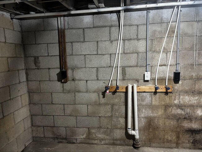 Building Photo - 4669 Hilton Ave