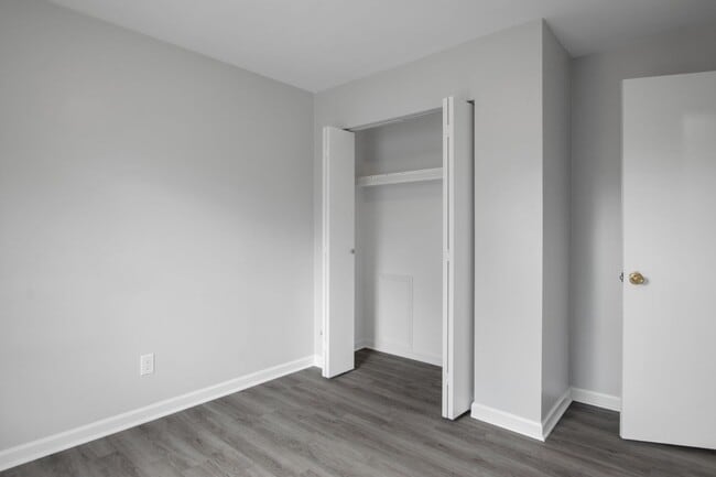 Building Photo - 4 Bed/2 1/2 Bathroom On Bus Line Undergrads Pets