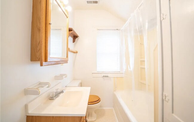 Building Photo - 935 Somerset Dr