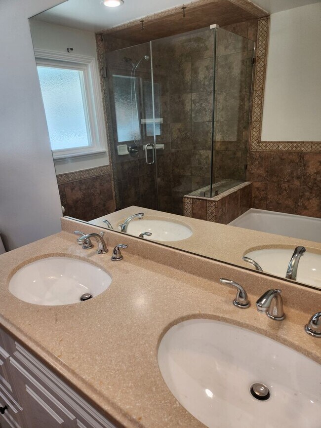 Building Photo - Gorgeous Newly Remodeled 4 Bedroom 2 Bath ...