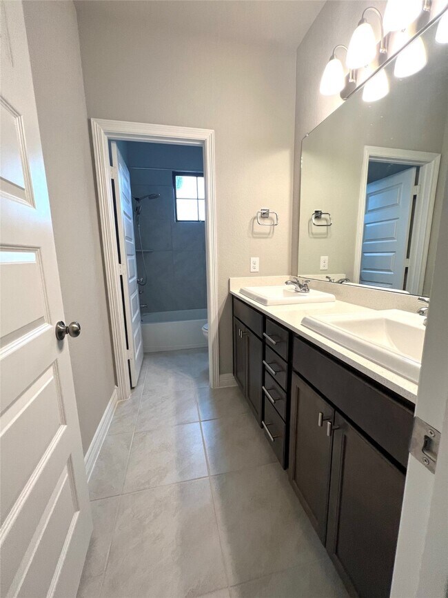 Building Photo - 24239 Maple Summit Ln