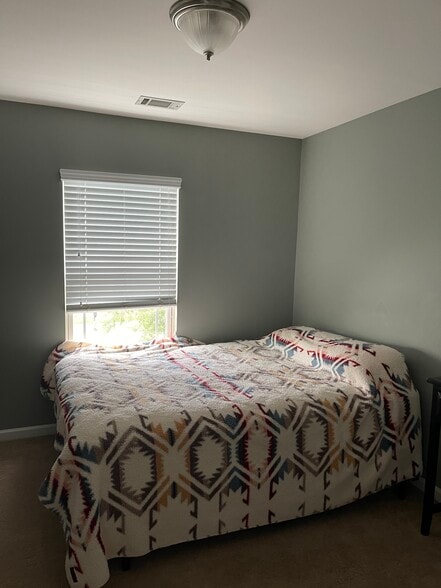 Guest bedroom 1 - 194 Chapel Lk S