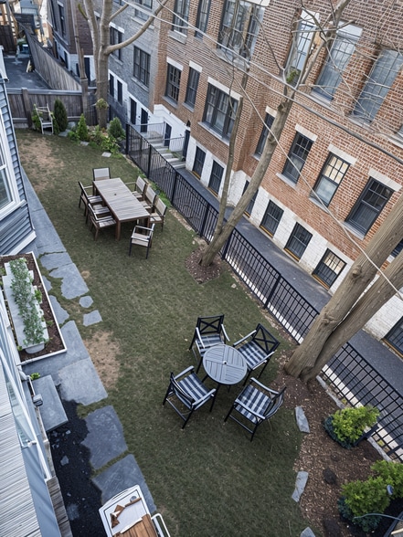 Shared Backyard - Dining and Weber Grill - 12 Merrill St