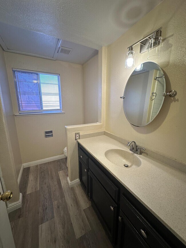 Building Photo - 5560 N Ellendale Ave