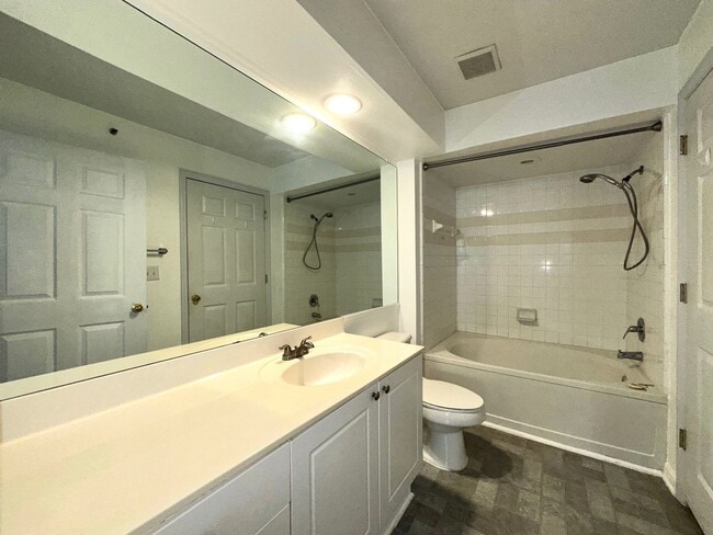 Building Photo - Gated Community! Close to the Beach and sh...