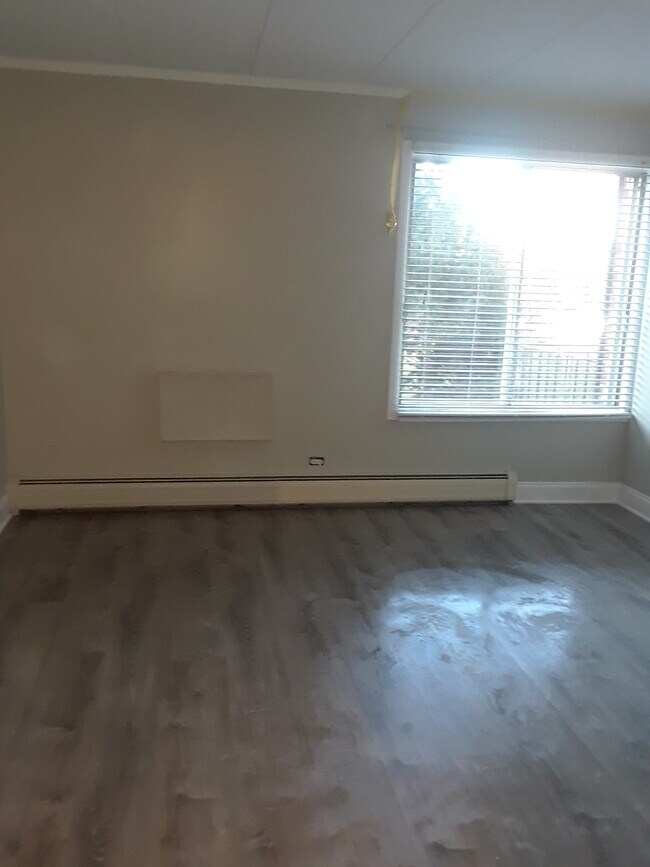 Building Photo - 18 E Old Willow Rd