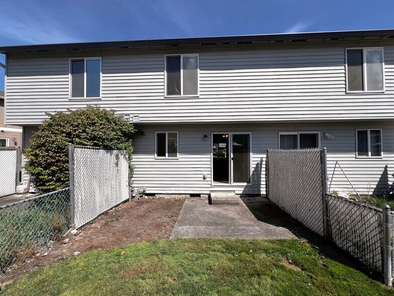 Building Photo - 4000 NE 109th Ave
