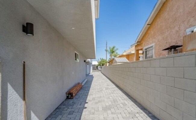 Building Photo - 1348-1348 E Vernon Ave